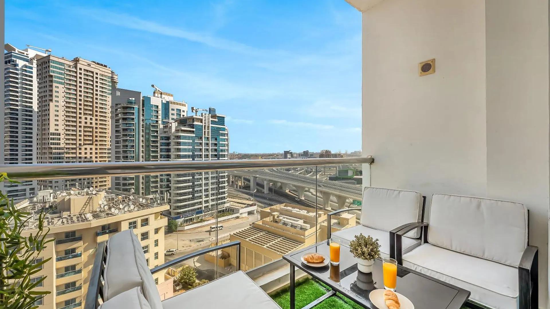 Spacious High Floor Apartment Dubai Marina