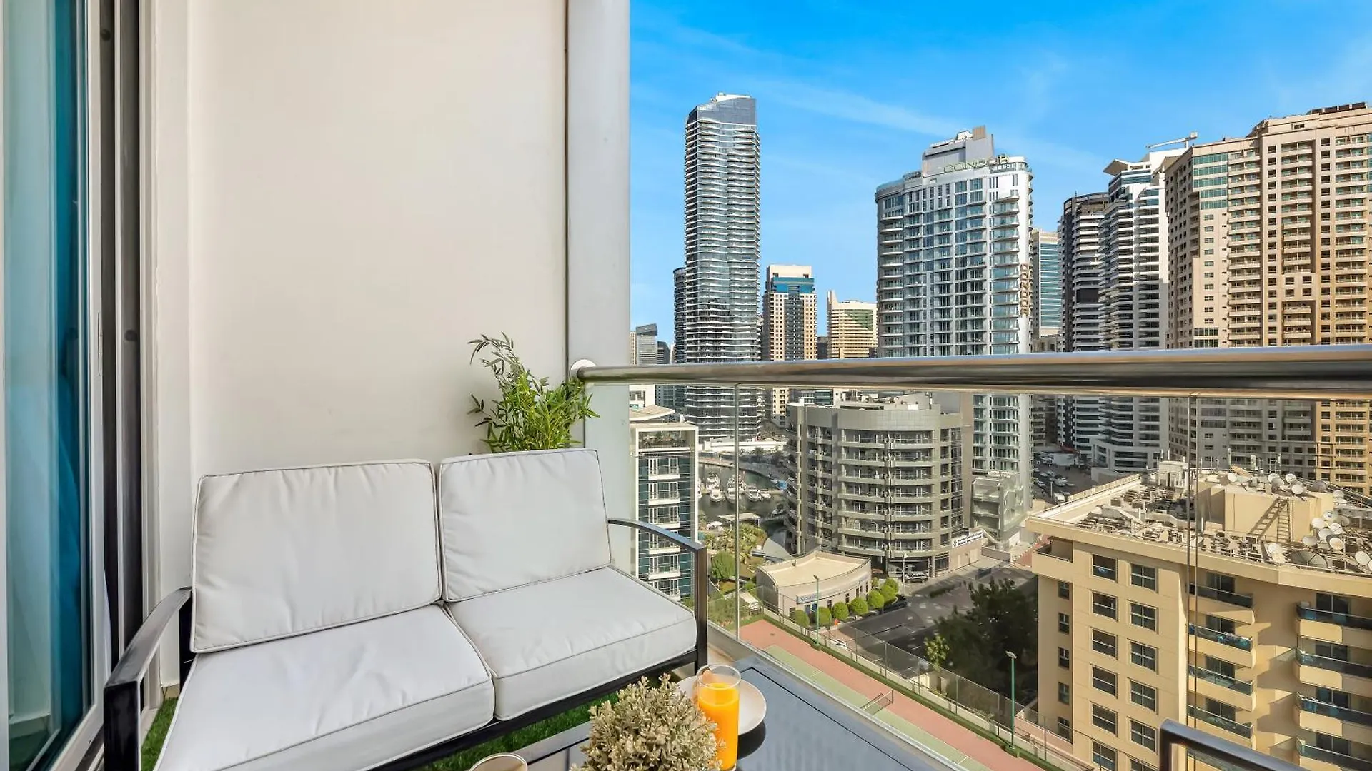 Spacious High Floor Apartment Dubai Marina